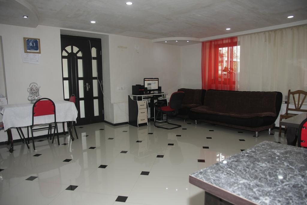 Guest House Nona Kutaisi Bagian luar foto
