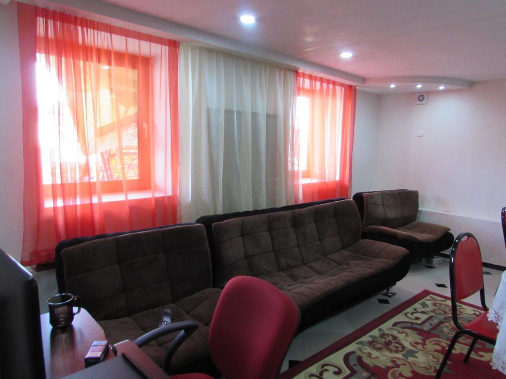 Guest House Nona Kutaisi Bagian luar foto