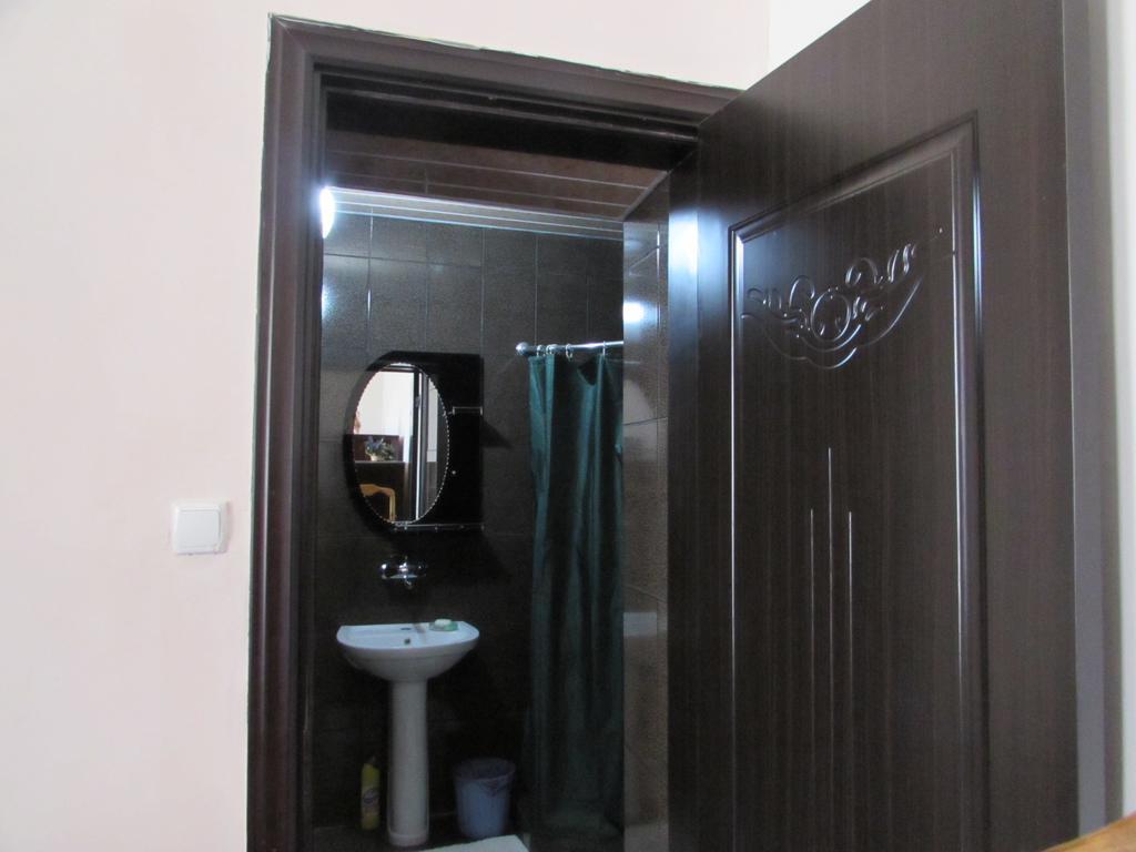 Guest House Nona Kutaisi Bagian luar foto