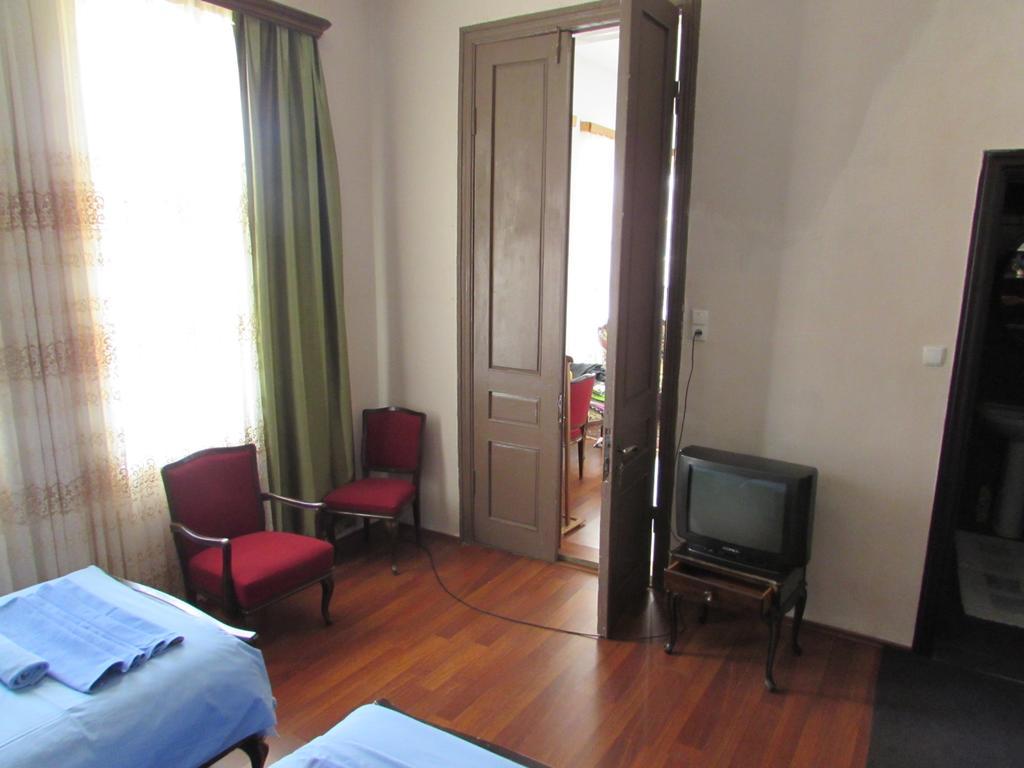 Guest House Nona Kutaisi Bagian luar foto