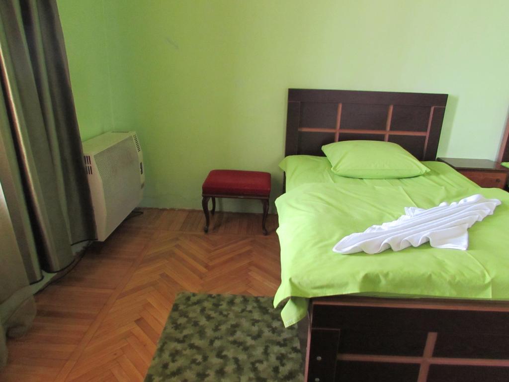 Guest House Nona Kutaisi Bagian luar foto