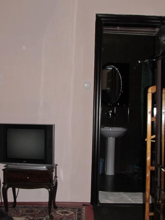 Guest House Nona Kutaisi Bagian luar foto